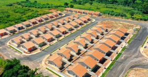Vista aérea de um loteamento residencial com casas organizadas em ruas pavimentadas, destacando a infraestrutura concluída. A imagem representa o potencial de projetos que podem ser beneficiados pela securitização através do CRI de Loteamento, oferecendo antecipação de capital para empreendedores desenvolverem e expandirem seus empreendimentos.