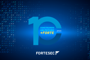 Logo comemorativo dos 10 anos da Fortesec com o slogan "Construindo um futuro mais forte", destacando a marca da empresa em um fundo azul com grafismos.