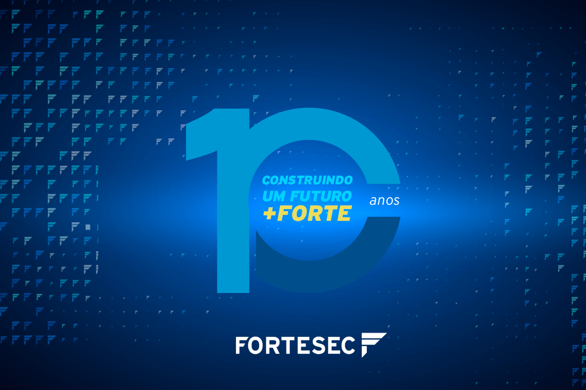 Logo comemorativo dos 10 anos da Fortesec com o slogan "Construindo um futuro mais forte", destacando a marca da empresa em um fundo azul com grafismos.