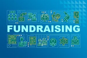 Imagem com a palavra FUNDRAISING em destaque ao centro, em letras grandes e azuis, sobre um fundo azul com elementos gráficos em linha representando temas como doações, saúde, meio ambiente, educação, pesquisa, e-mails e conexões. Os ícones ao redor simbolizam atividades relacionadas à captação de recursos e causas sociais.