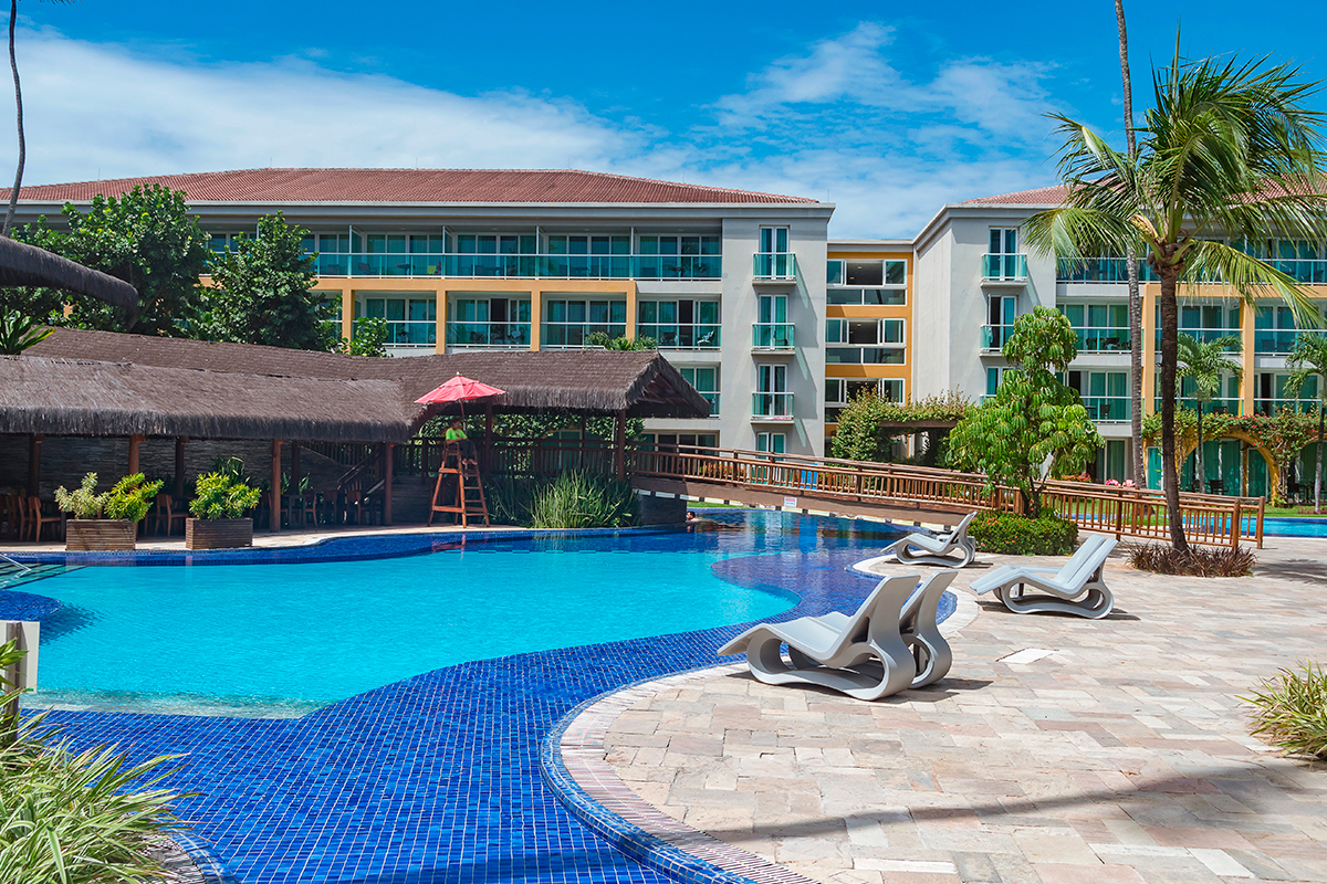 imagem de um resort com piscina e diversos quartos